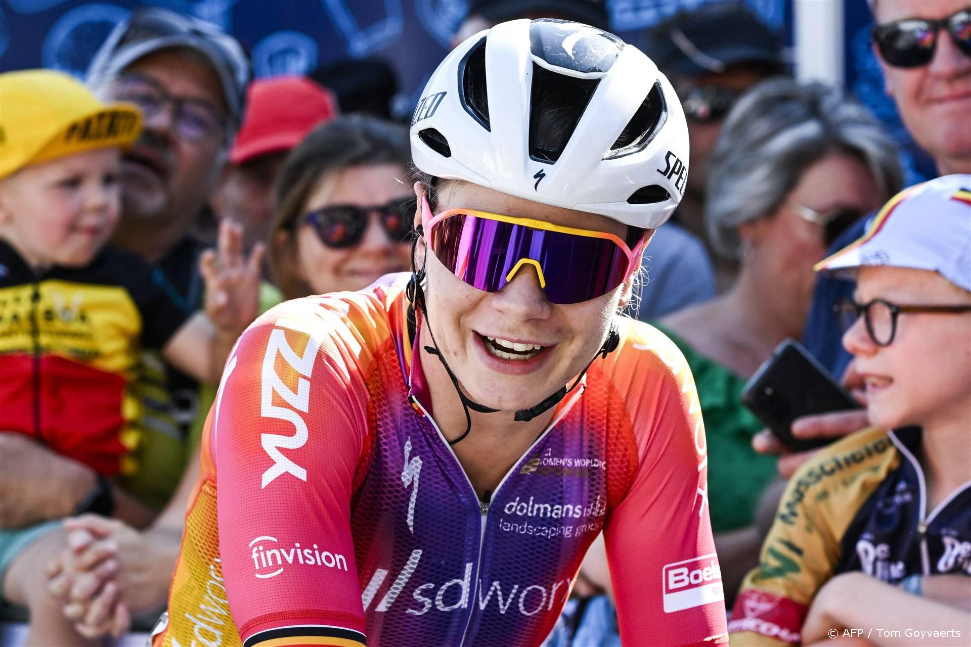 Lotte Kopecky pakt gele trui in eerste etappe Tour de France Femmes