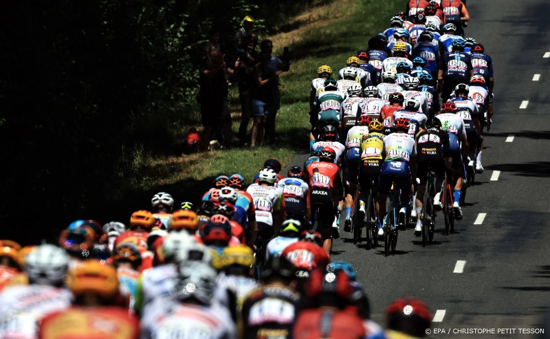 Berg- en dalrit Tour de France uitdaging voor wielrenners in veertiende