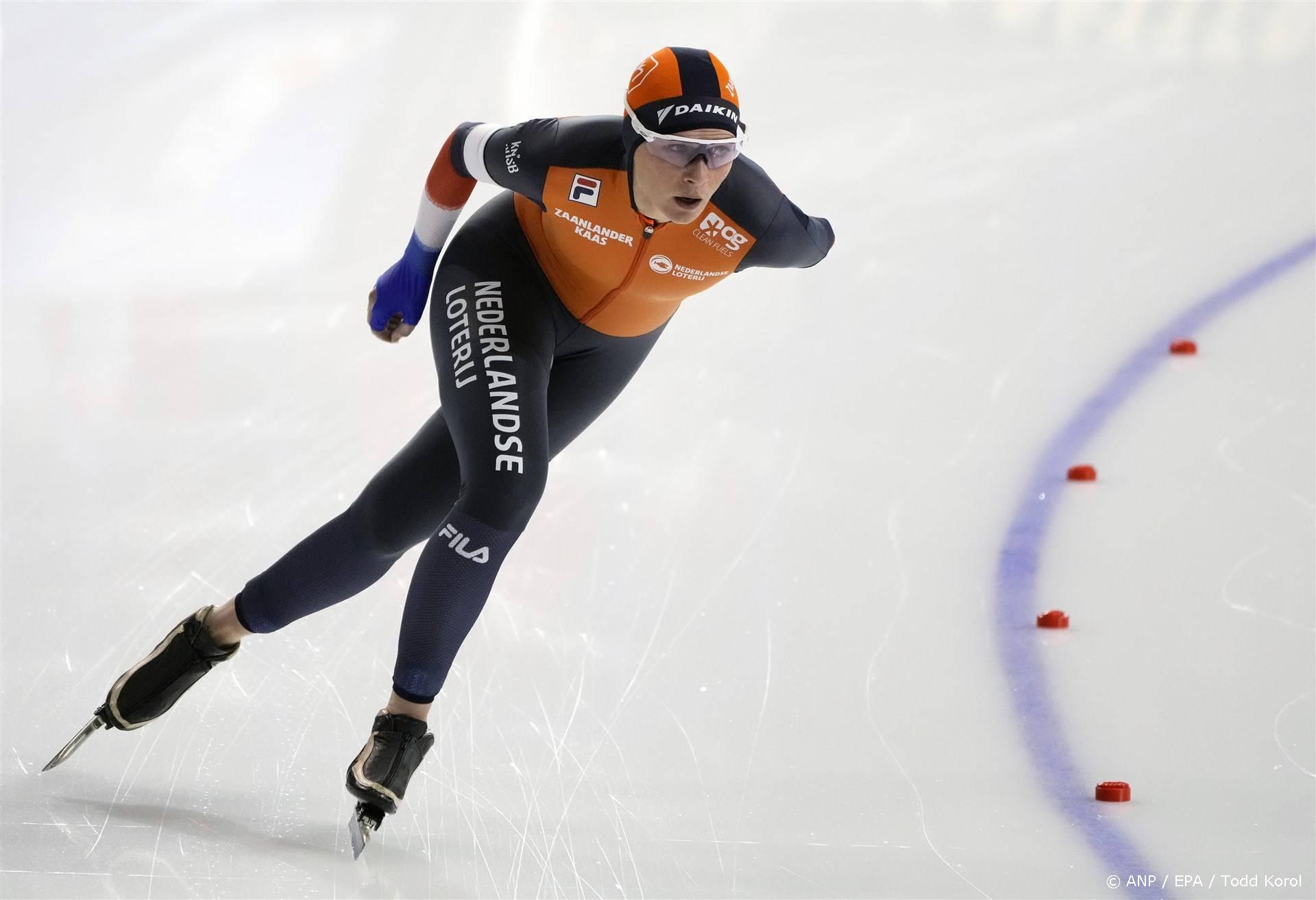 Joy Beune zet verrassende winst neer op WK 5000 meter schaatsen