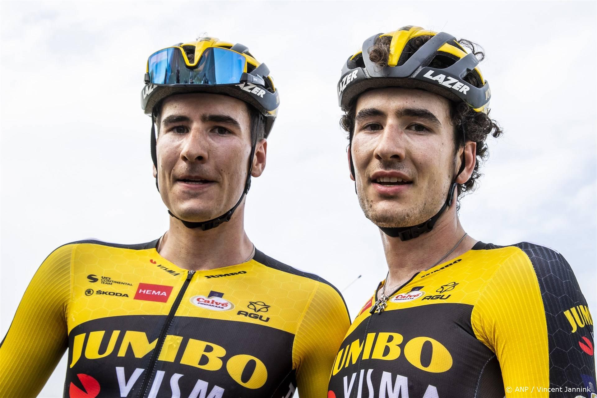 WIJSTER - Winnaar Tim van Dijke (l) met zijn broer Mick van Dijke (tweede) na de finish van het NK Wielrennen voor beloften op en rond de VAM-berg. ANP VINCENT JANNINK