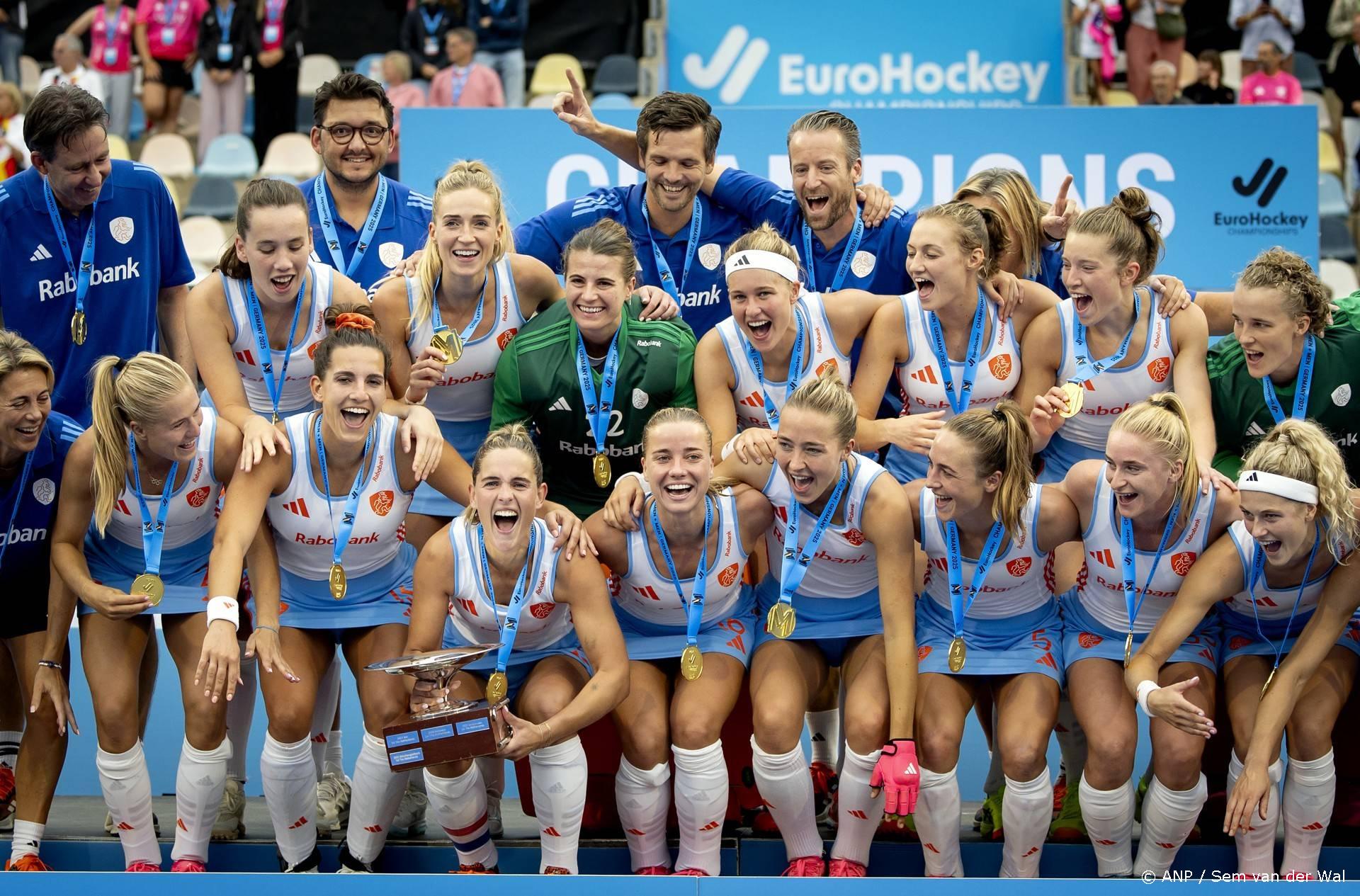 MONCHENGLADBACH - De Nederlandse hockeysters op het podium na de overwinning op Duitsland na afloop van de finale tussen Nederland en Duitsland op het EK Hockey in het HockeyPark stadion. ANP SEM VAN DER WAL