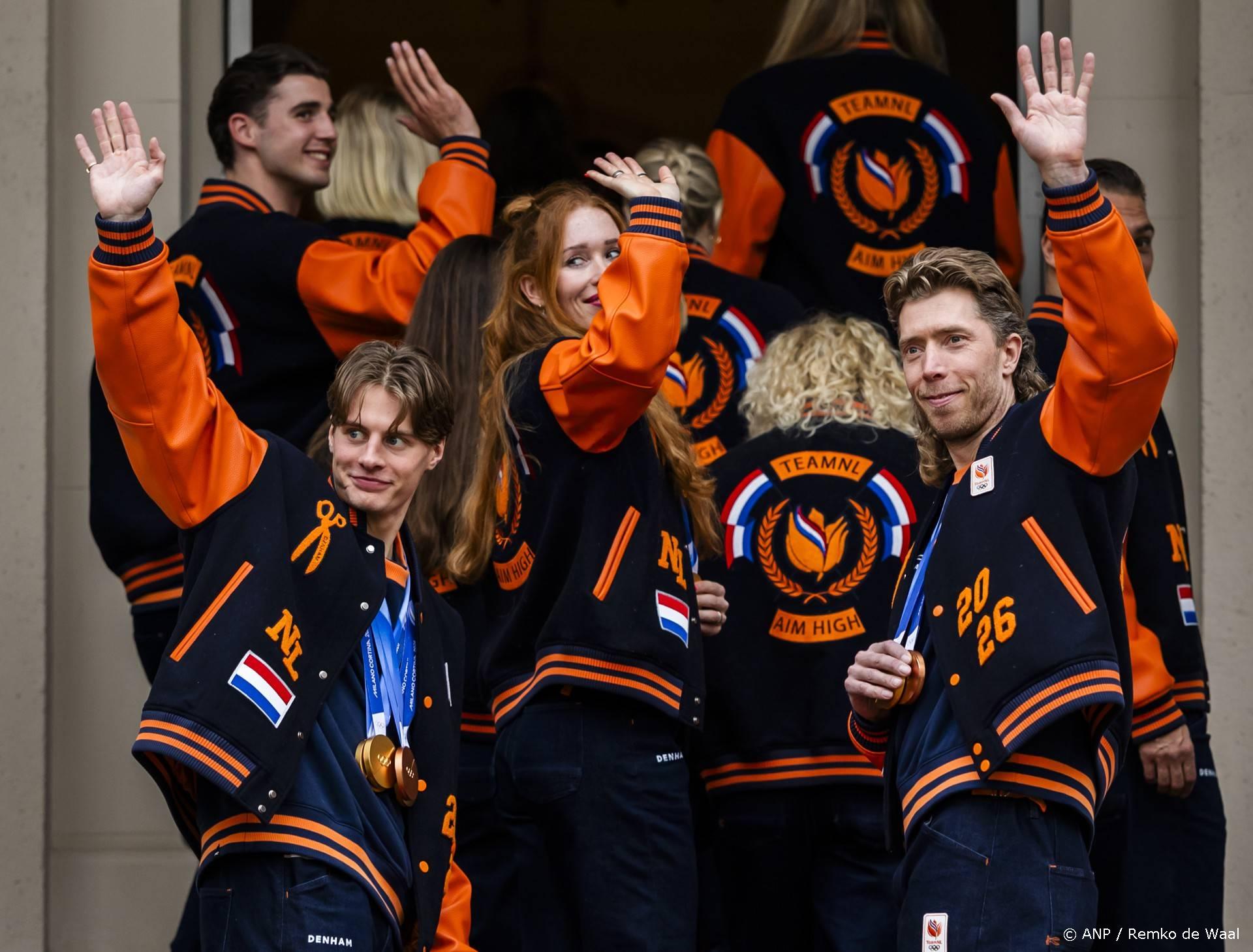 DEN HAAG - Koning Willem-Alexander, koningin Máxima en prinses Amalia tijdens een groepsfoto met de Nederlandse medaillewinnaars van de Olympische Winterspelen 2026 in Milaan op het Haagse Paleis Noordeinde. REMKO DE WAAL / ANP