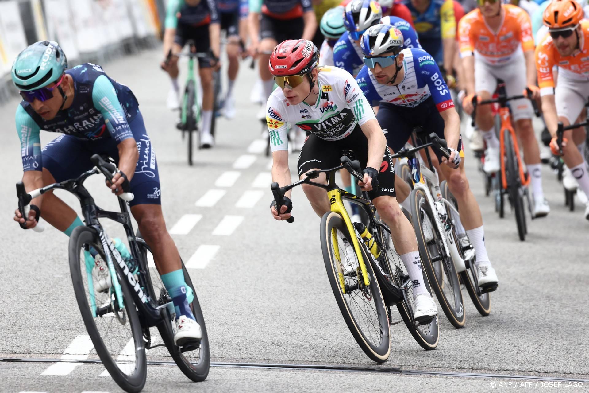 Team Visma-Lease a bike's Danish rider Jonas Vingegaard (C) competes during the seventh and last stage of the 2026 'Volta a Catalunya' cycling tour of Catalonia, a 95,1 km race between Barcelona and Barcelona, on March 29, 2026. 
Josep LAGO / AFP
