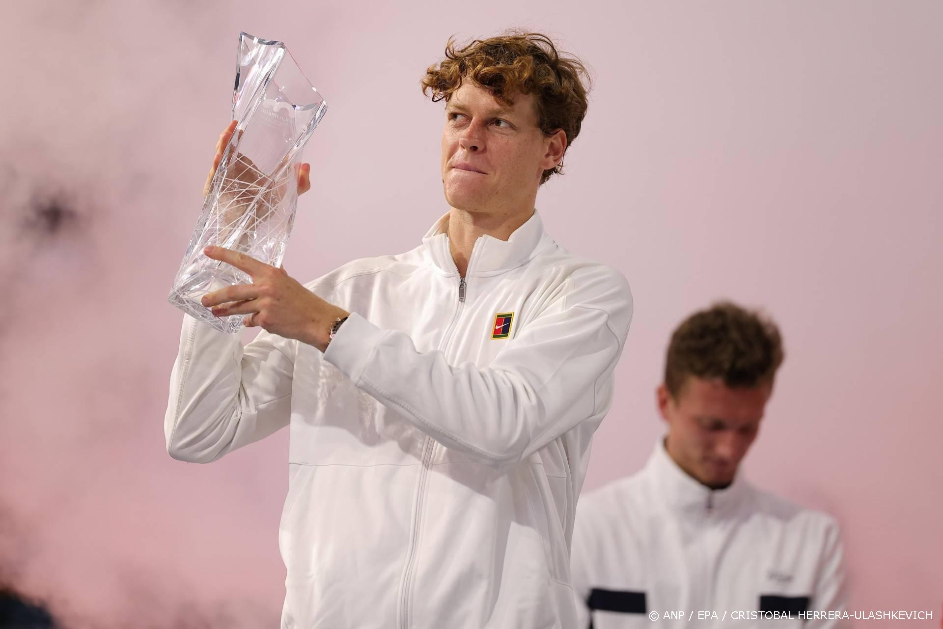 epa12859530 Jannik Sinner of Italy (L) holds up his Championship trophy after defeating Jiri Lehecka of the Czech Republic (R) in the Men’s Final match at the 2026 Miami Open tennis tournament at the Hard Rock Stadium in Miami, Florida, USA, 29 March 2026.  EPA/CRISTOBAL HERRERA-ULASHKEVICH